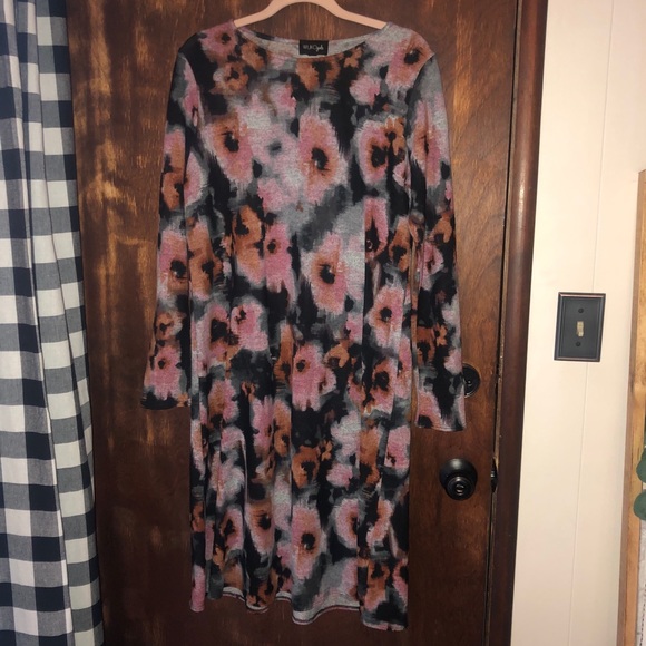 Dresses & Skirts - Floral midi dress